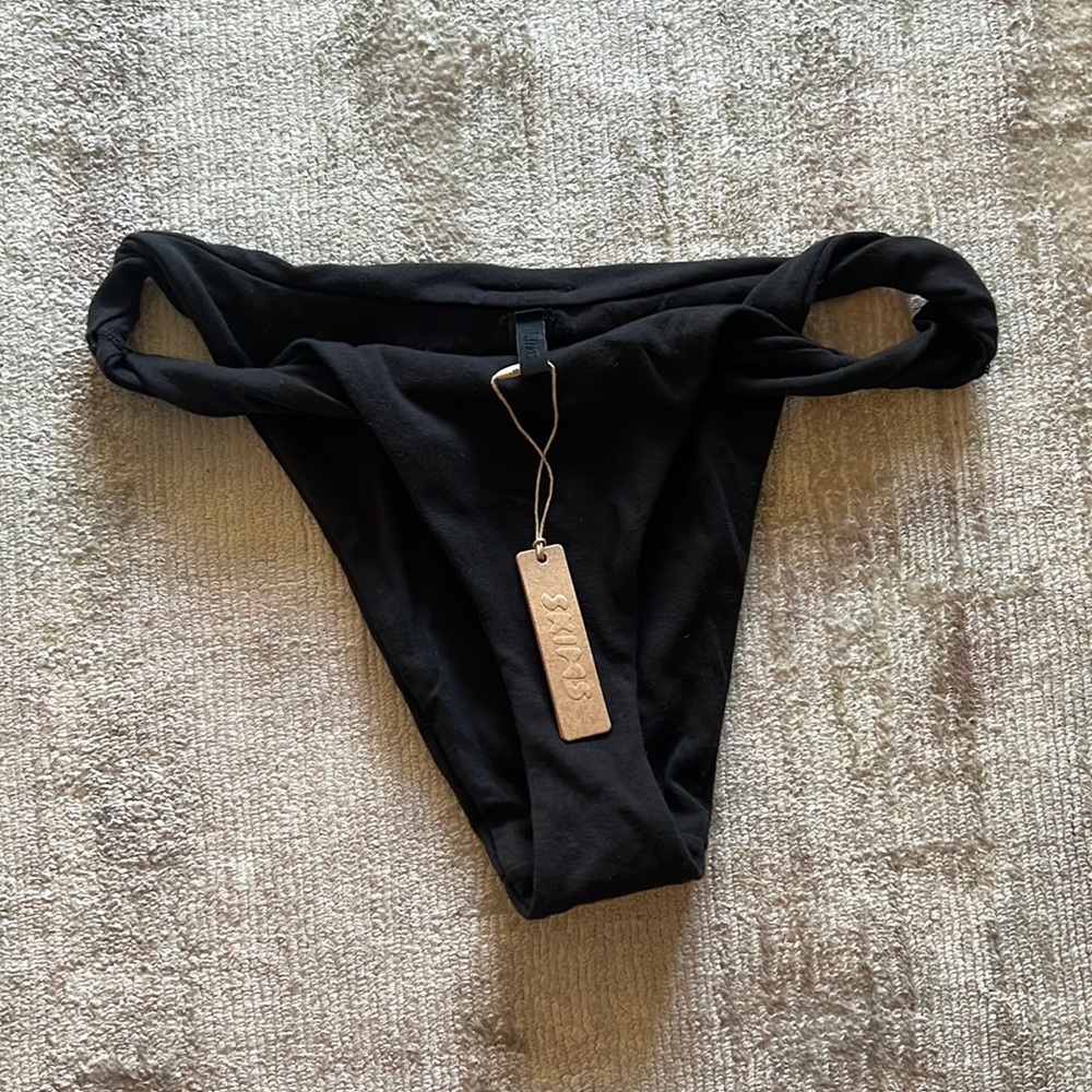 SKIMS TWIST COLLECTION BLACK BIKINI BOTTOMS NEW NEVER WORN WITH TAGS